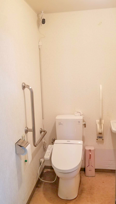 トイレ入口に向けてAIセンサー