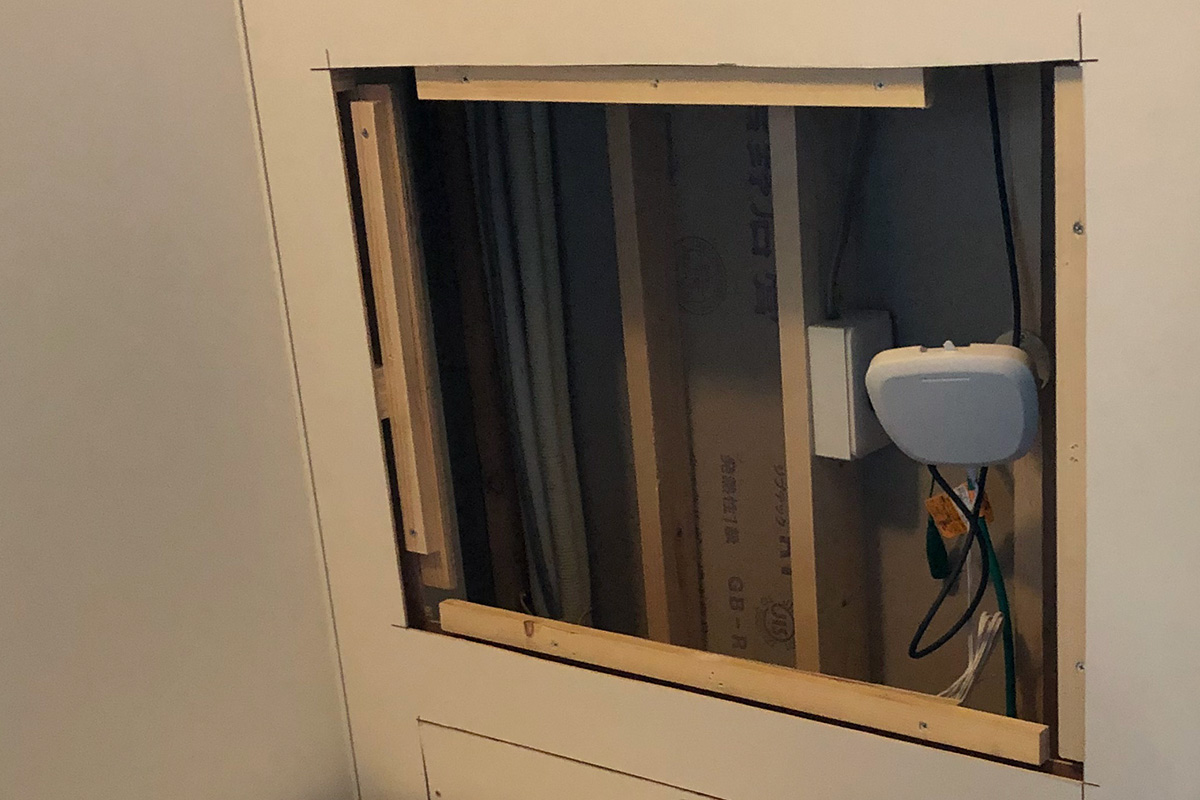 非接触バイタルセンサーを壁に埋め込んで脈・呼吸をセンシング