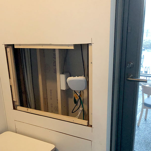 非接触バイタルセンサーは壁に埋め込んでも入居者の脈・呼吸を感知する