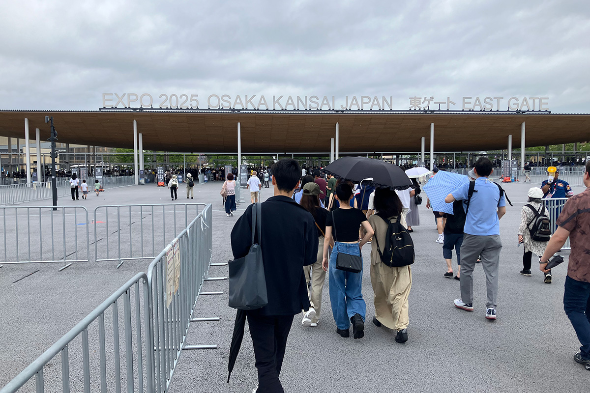 大阪万国博覧会 「非接触で血圧測定システム展示」