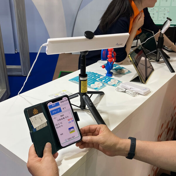 弊社バイタルセンサーとスマホ